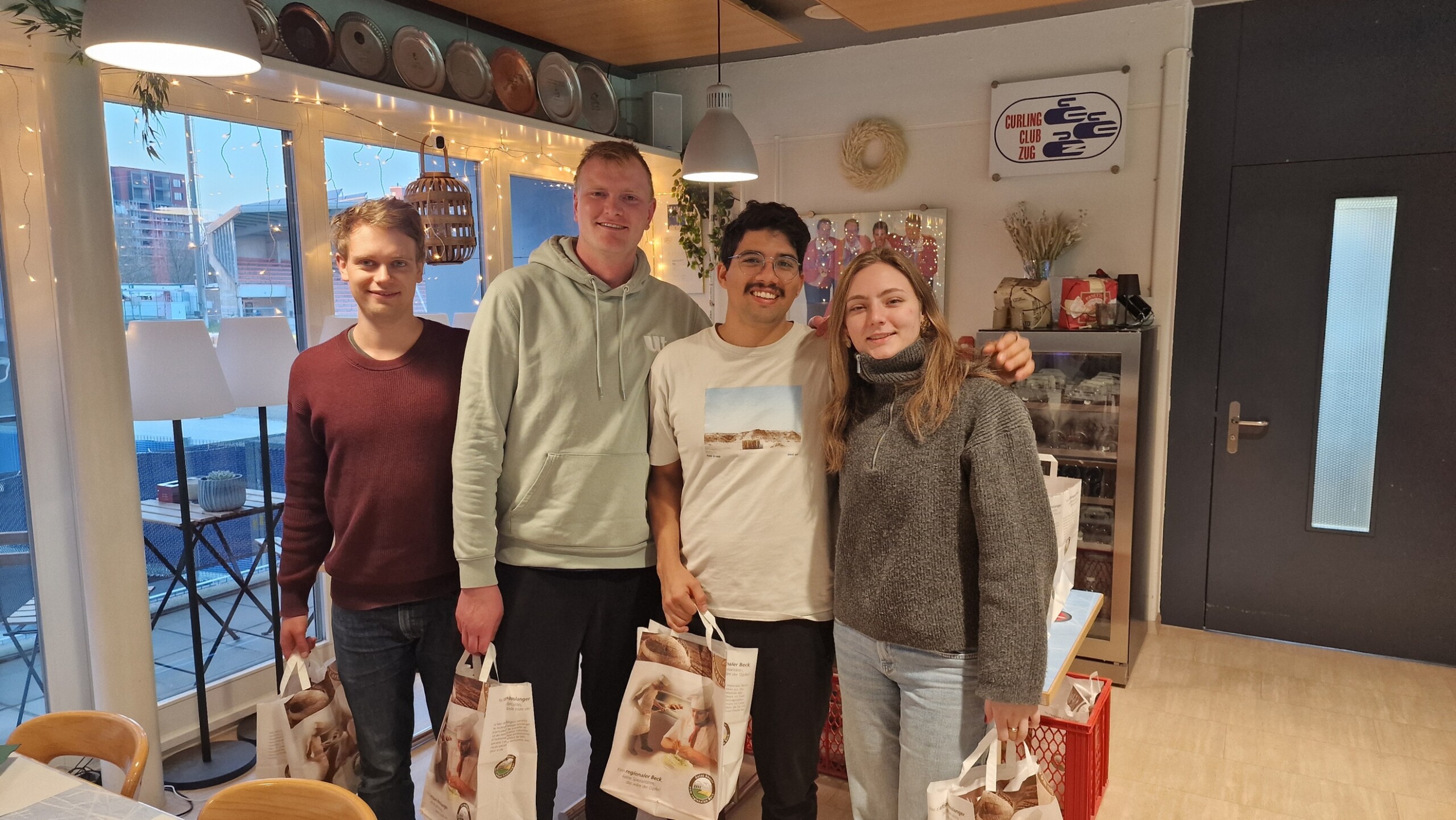 Ein Bild, das Kleidung, Person, Menschliches Gesicht, Wand enthält. KI-generierte Inhalte können fehlerhaft sein.