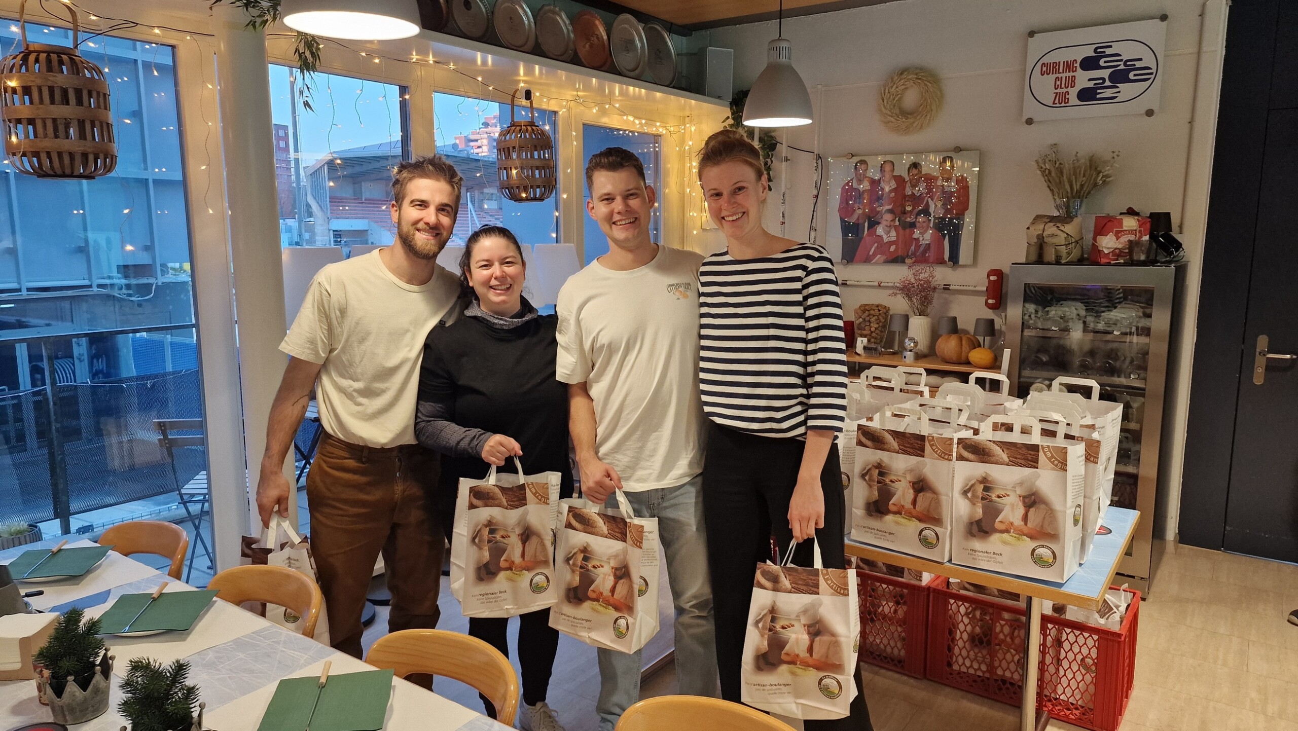 Ein Bild, das Kleidung, Person, Im Haus, Mann enthält. KI-generierte Inhalte können fehlerhaft sein.