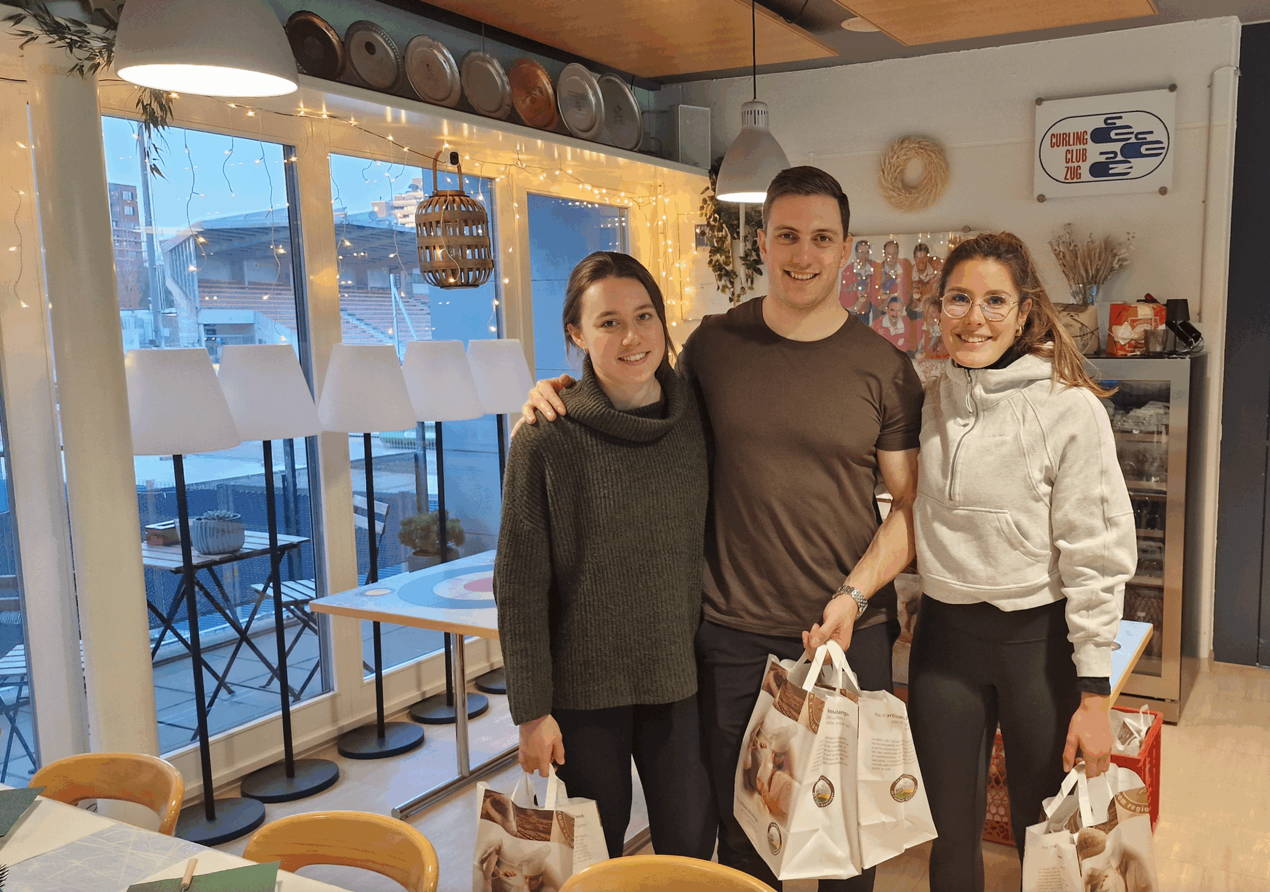 Ein Bild, das Kleidung, Person, Lächeln, Menschliches Gesicht enthält. KI-generierte Inhalte können fehlerhaft sein.